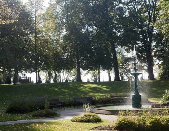 Image is of gardens and Wallace fountain