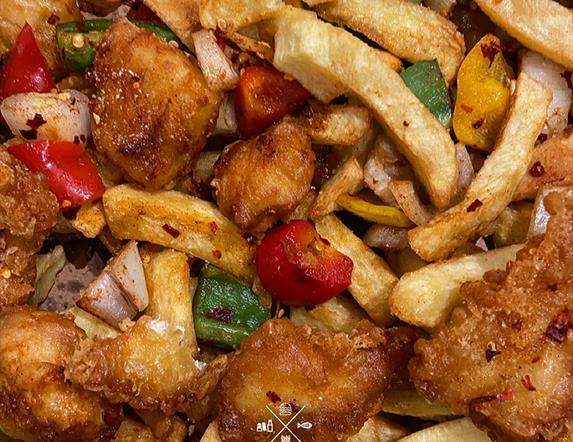 A meal including chicken and peppers with chips from the Chip Hawker