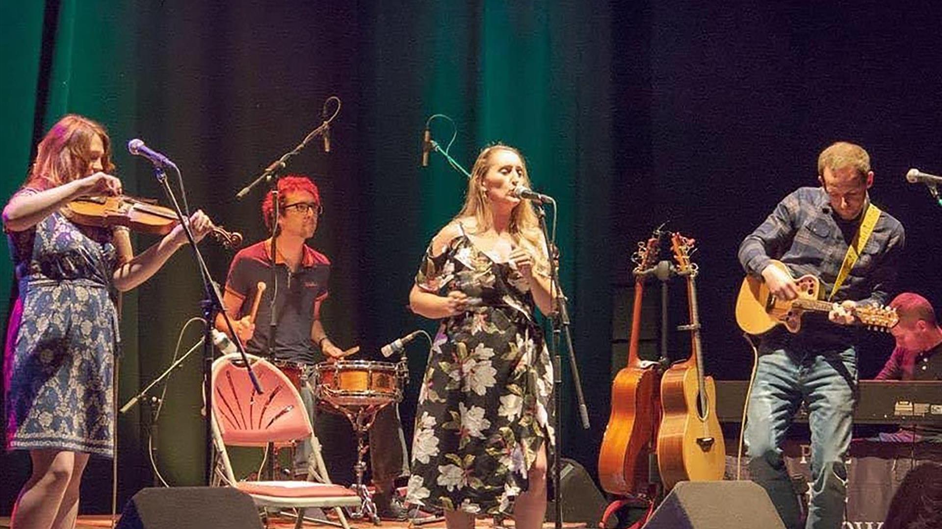 Picture of Lore with musicians