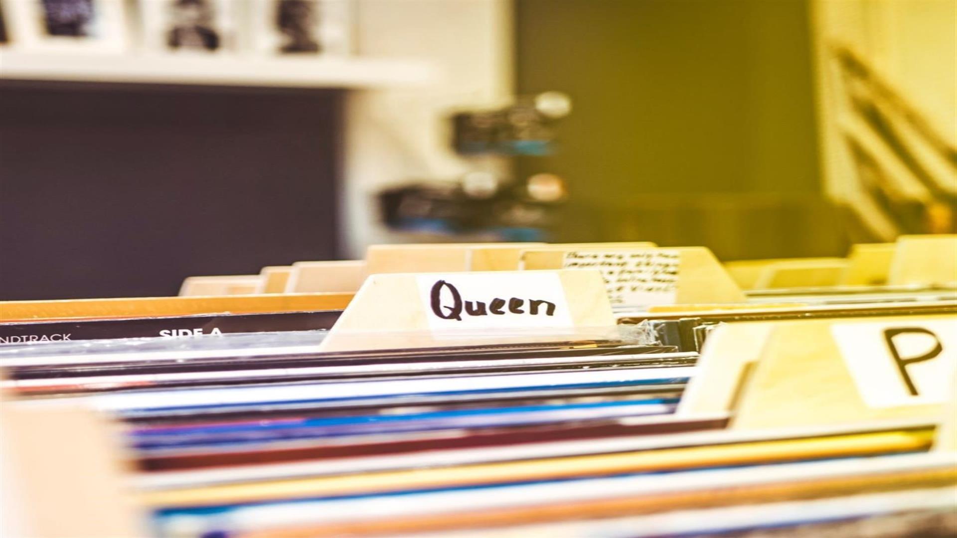 Image shows Filing cabinet.