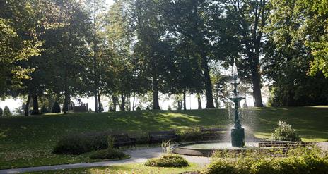 Image is of gardens and Wallace fountain