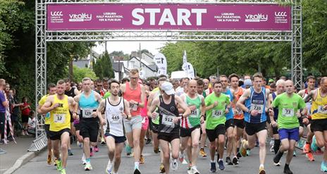 Runners starting to run